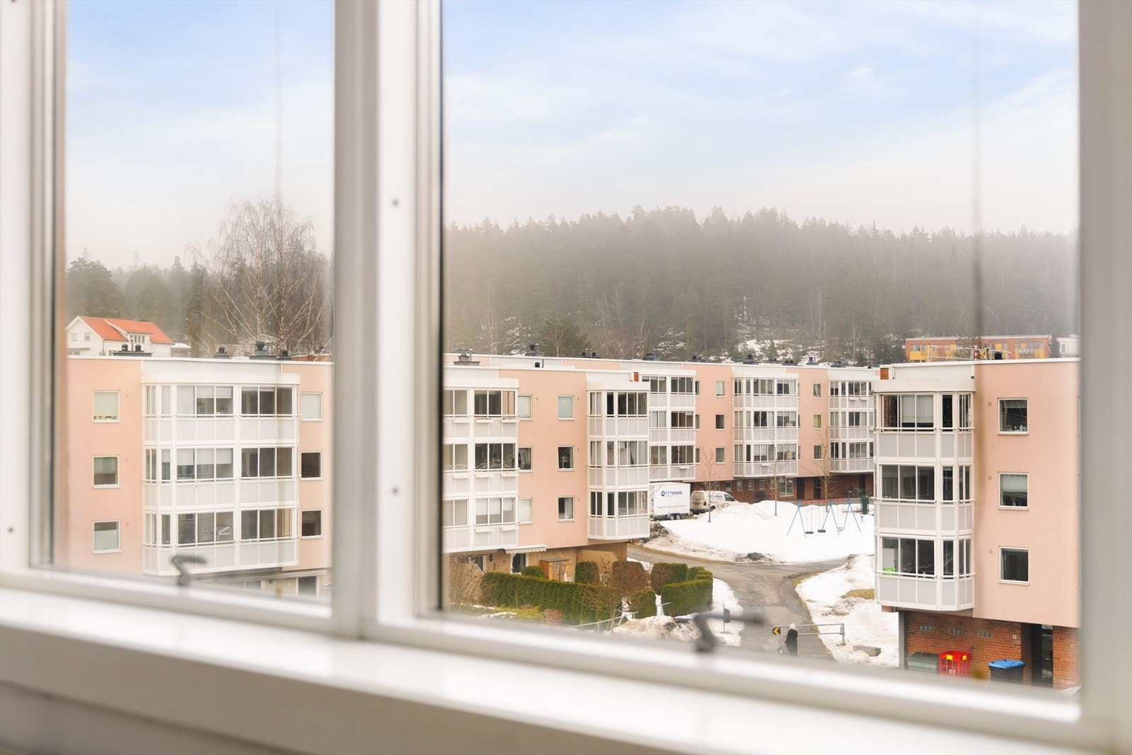 Utsikt fra leiligheten mot nærliggende boligblokker gir et inntrykk av området rundt. Galleribilde