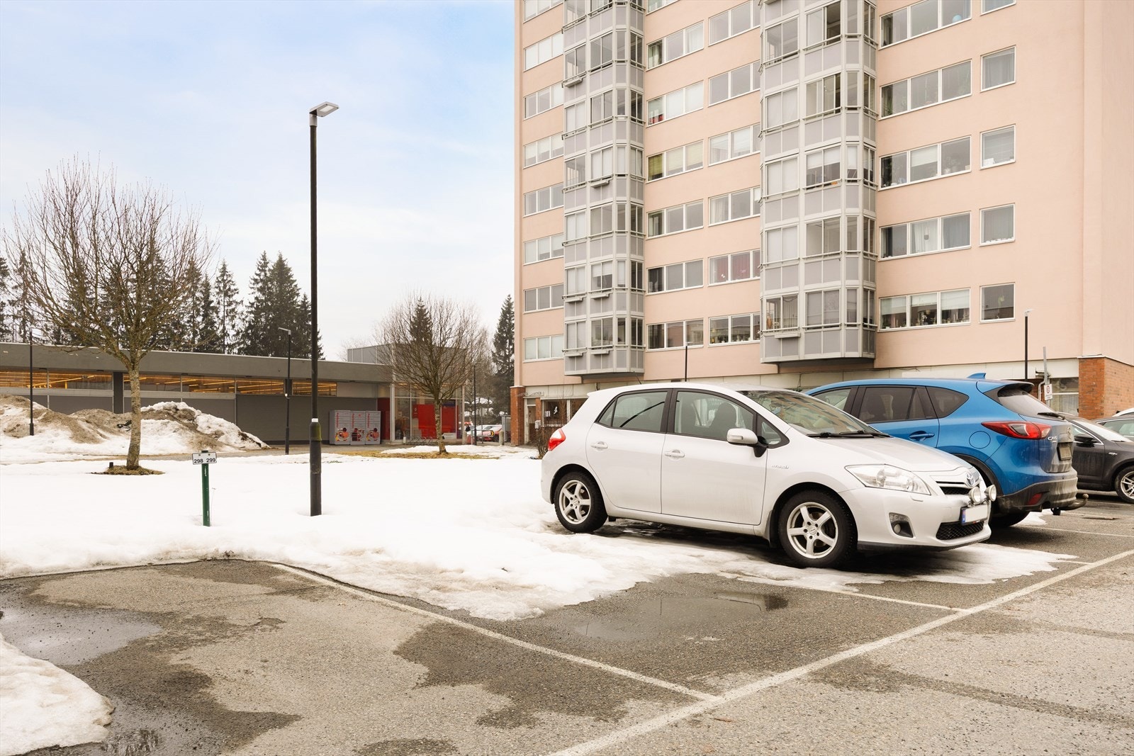 Parkering på felles område gir enkel tilgang til bygningen for beboere. Galleribilde