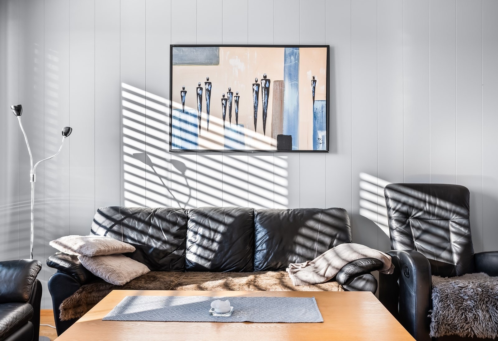 Stuen er enkel å møblere med god plass til en romslig sofagruppe. Galleribilde