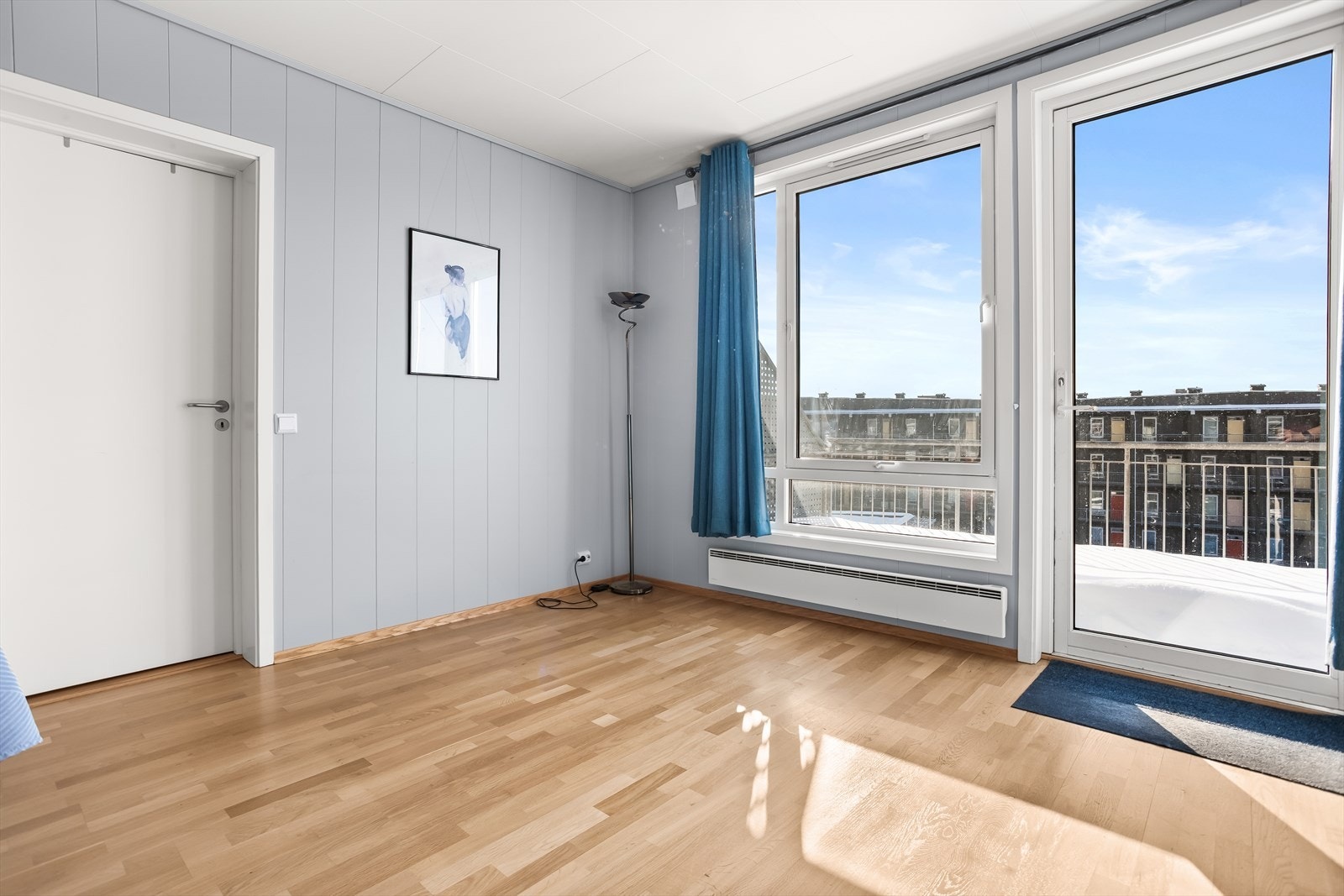 Balkongdør med glassfelt slipper lys inn og gir direkte adkomst til uteplassen. Galleribilde