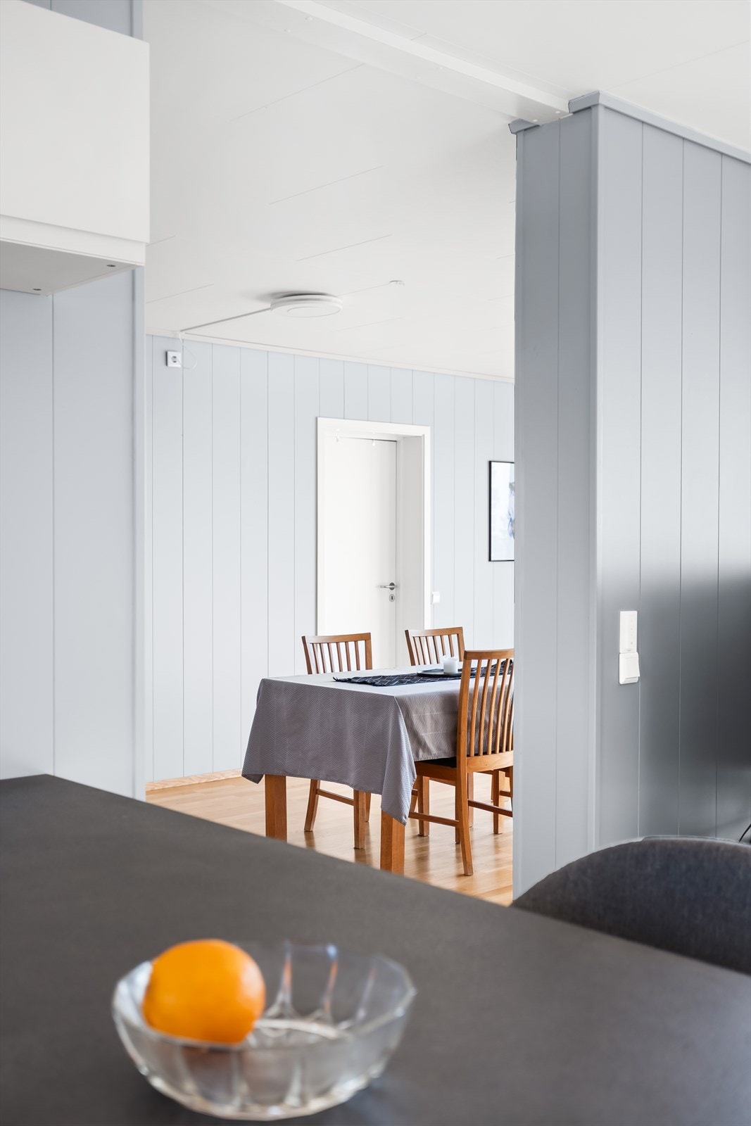Veggene har overflatebehandlede MDF-plater, og i himlingen er det takess. Galleribilde