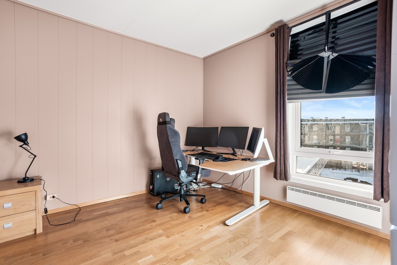 Leiligheten har tre soverom. Dette rommet egner seg godt som hjemmekontor, gjesterom eller barnerom. Galleribilde
