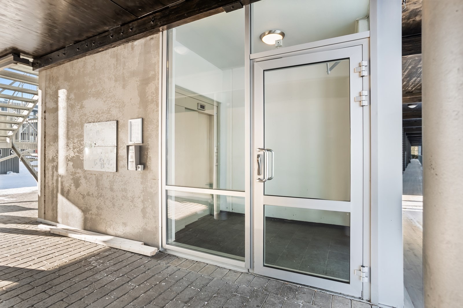 Bygget har heis, som gir trinnfri adkomst fra garasjeanlegget og opp til leiligheten. Galleribilde