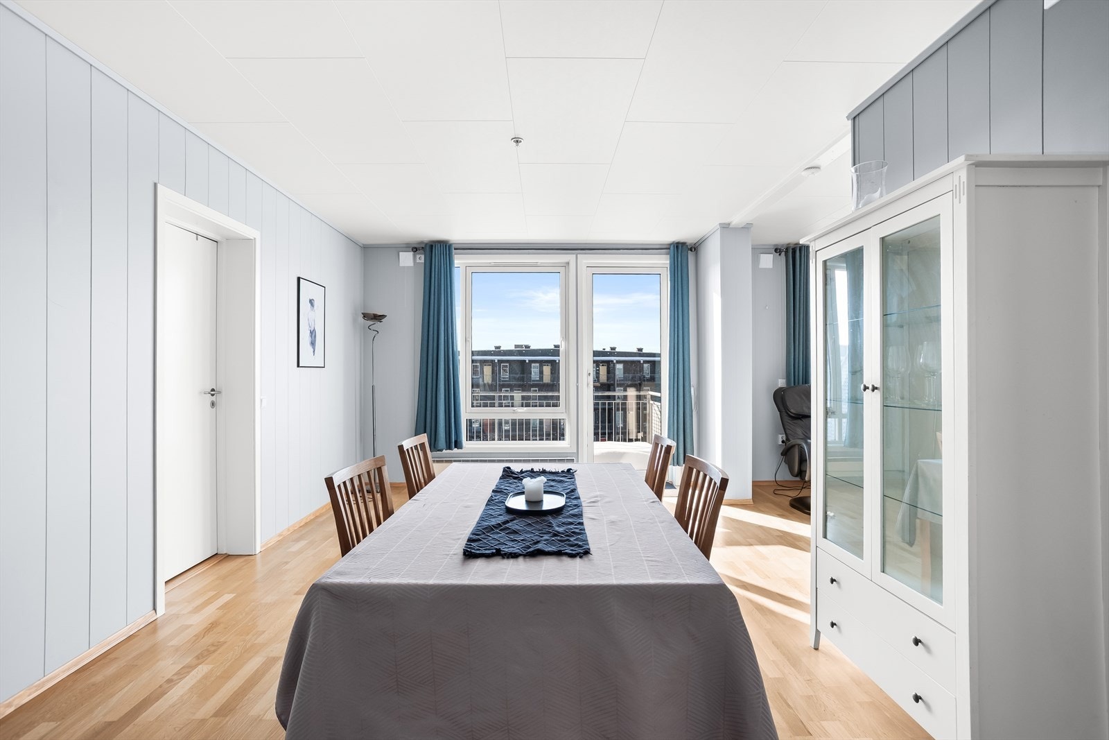 Spisestuen ligger i åpen forbindelse med stuen, med direkte utgang til en sørvendt balkong på 8 m². Galleribilde