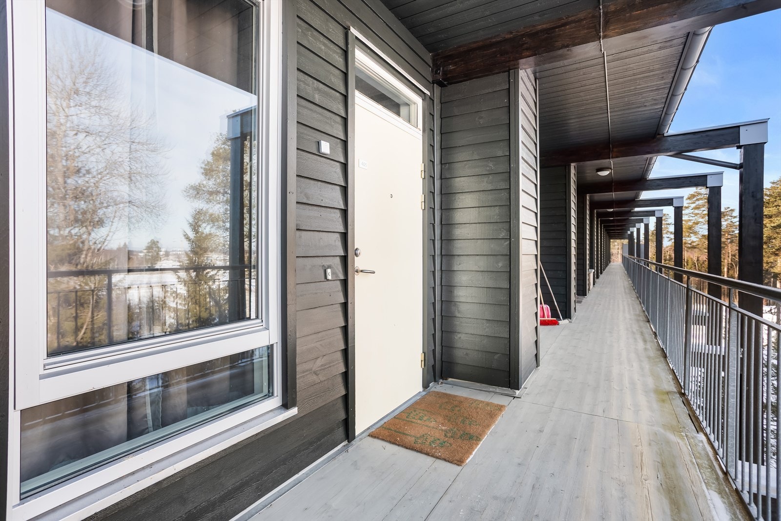 Adkomst til leiligheten i fjerde etasje skjer via en overbygget svalgang. Galleribilde