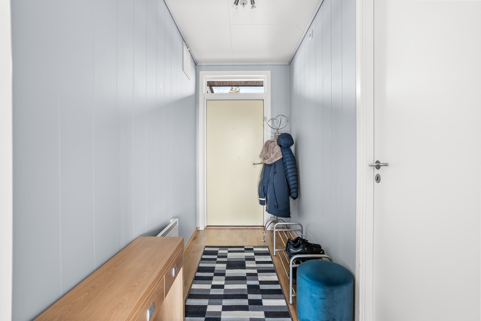 Gangen har plass for oppbevaringsmøbler til yttertøy og sko. Galleribilde