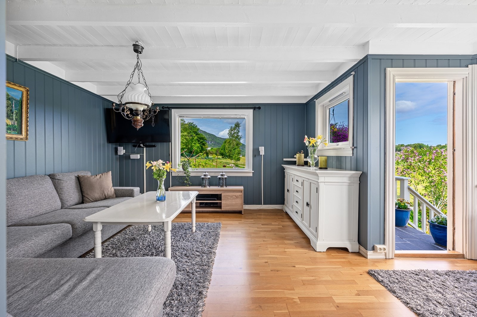 Hytta er koselig og sjarmerende, med en praktisk planløsning. Galleribilde