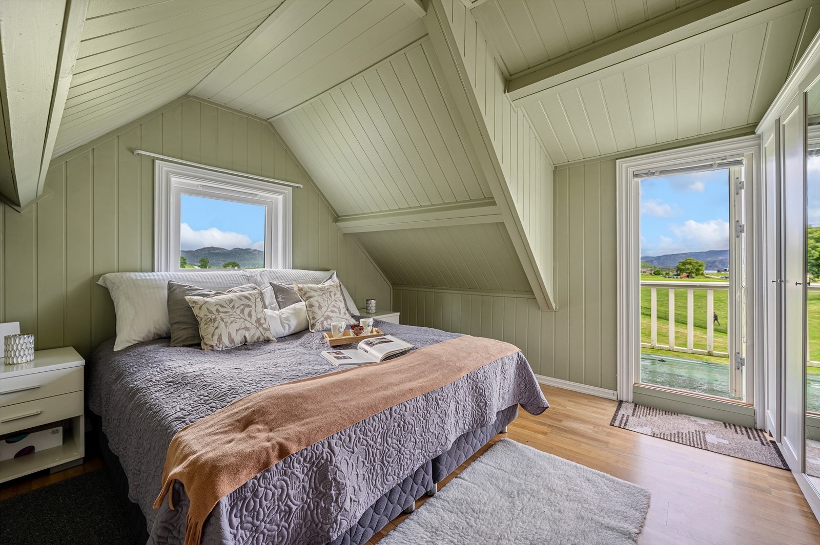 Fra soverommet kan du stige rett ut til en sjarmerende liten balkong - perfekt for å ta morgenkaffen i pysjen! Galleribilde