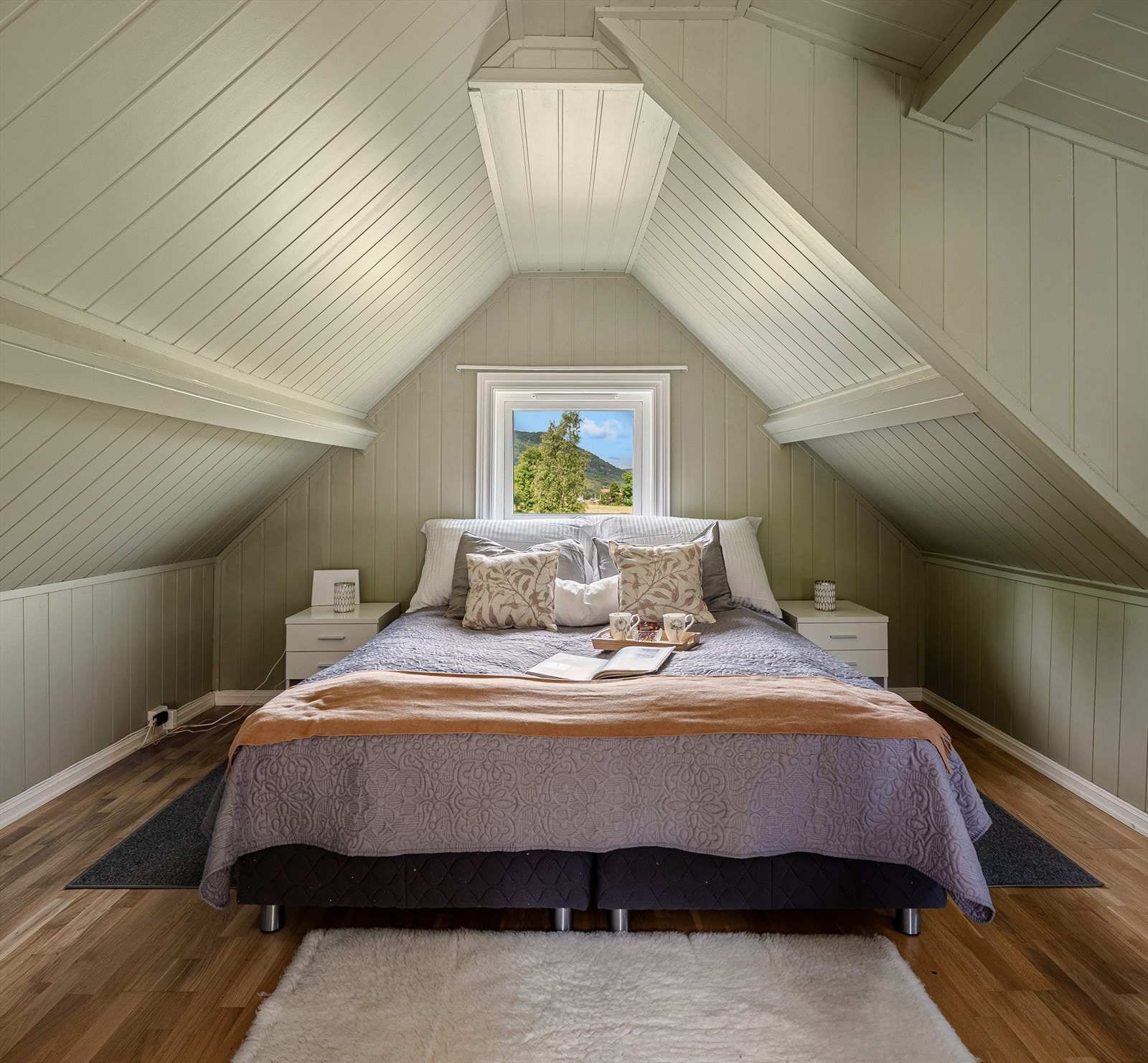 Soverommet utstråler en rolig eleganse med sin naturlige duse grønnfarge på både vegger og tak. Galleribilde