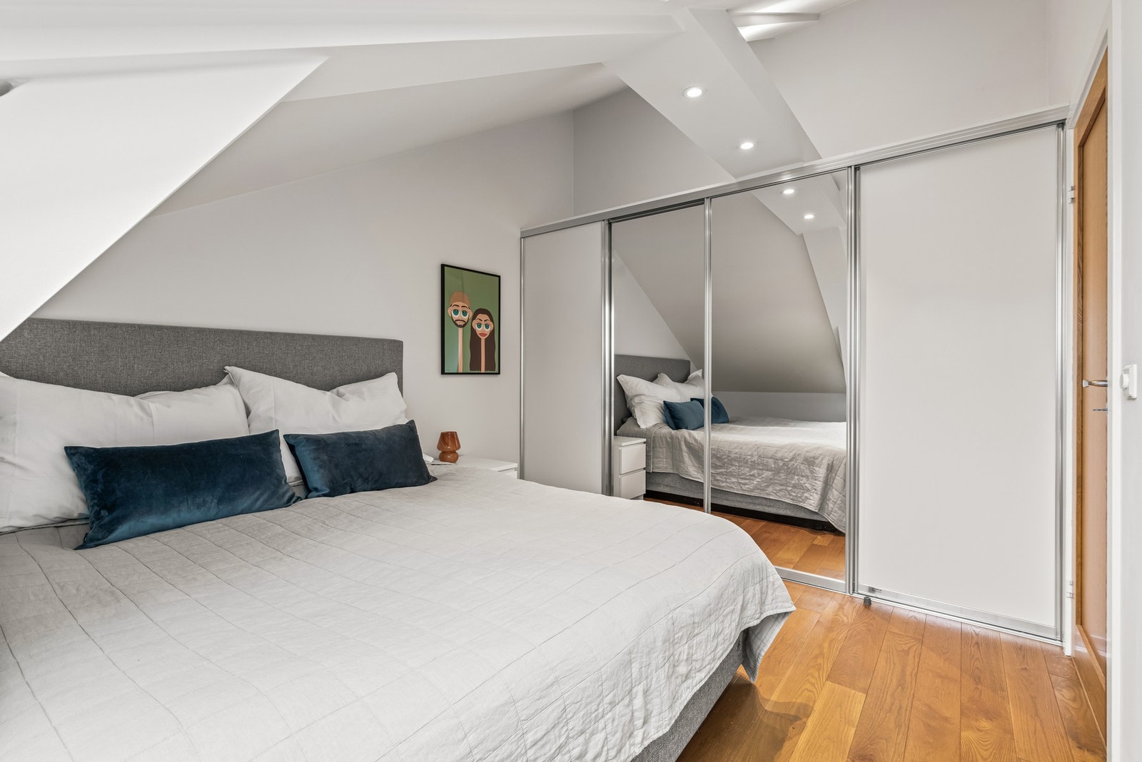 Rommet er innredet med stor skyvedørsgarderobe. Galleribilde