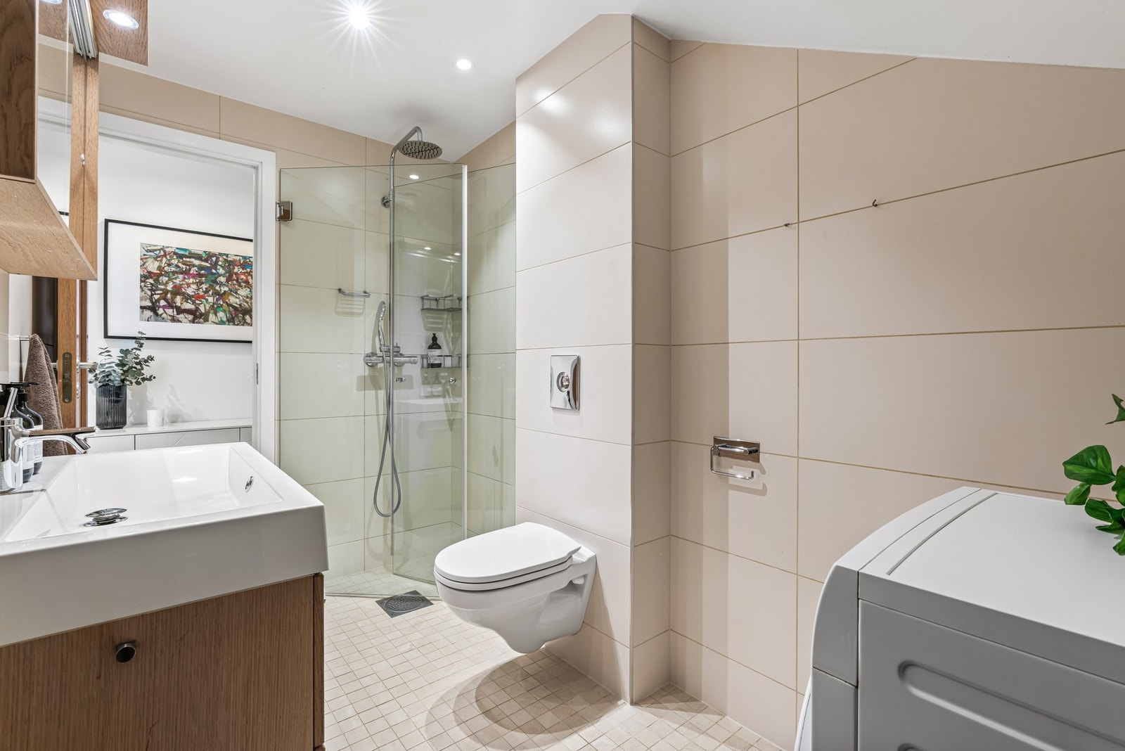 Baderommet har et delikat design, vame i gulv og downlights i tak. Galleribilde