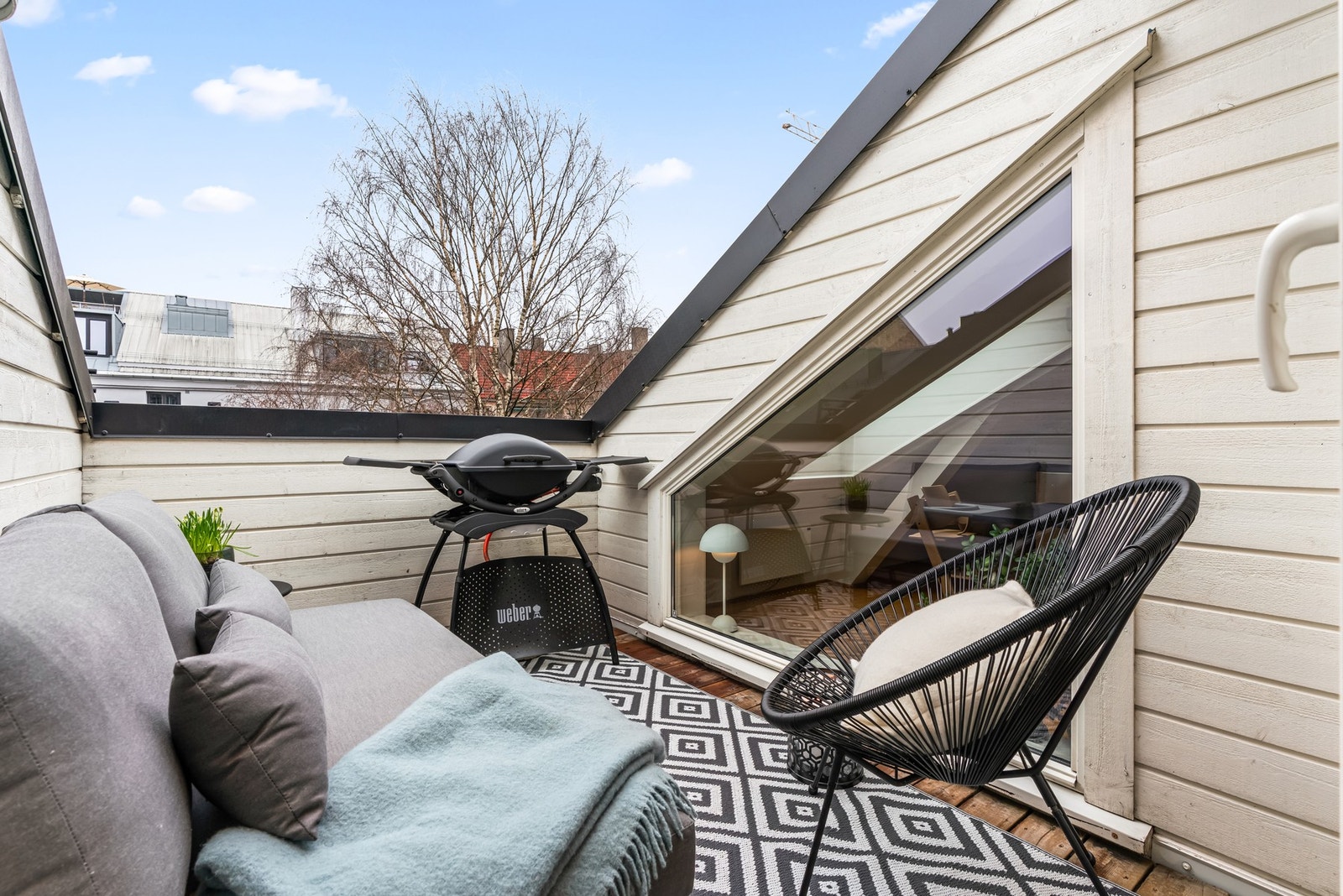 Flott terrasse på 6 kvm. God plass til utemøbler og grill. Galleribilde