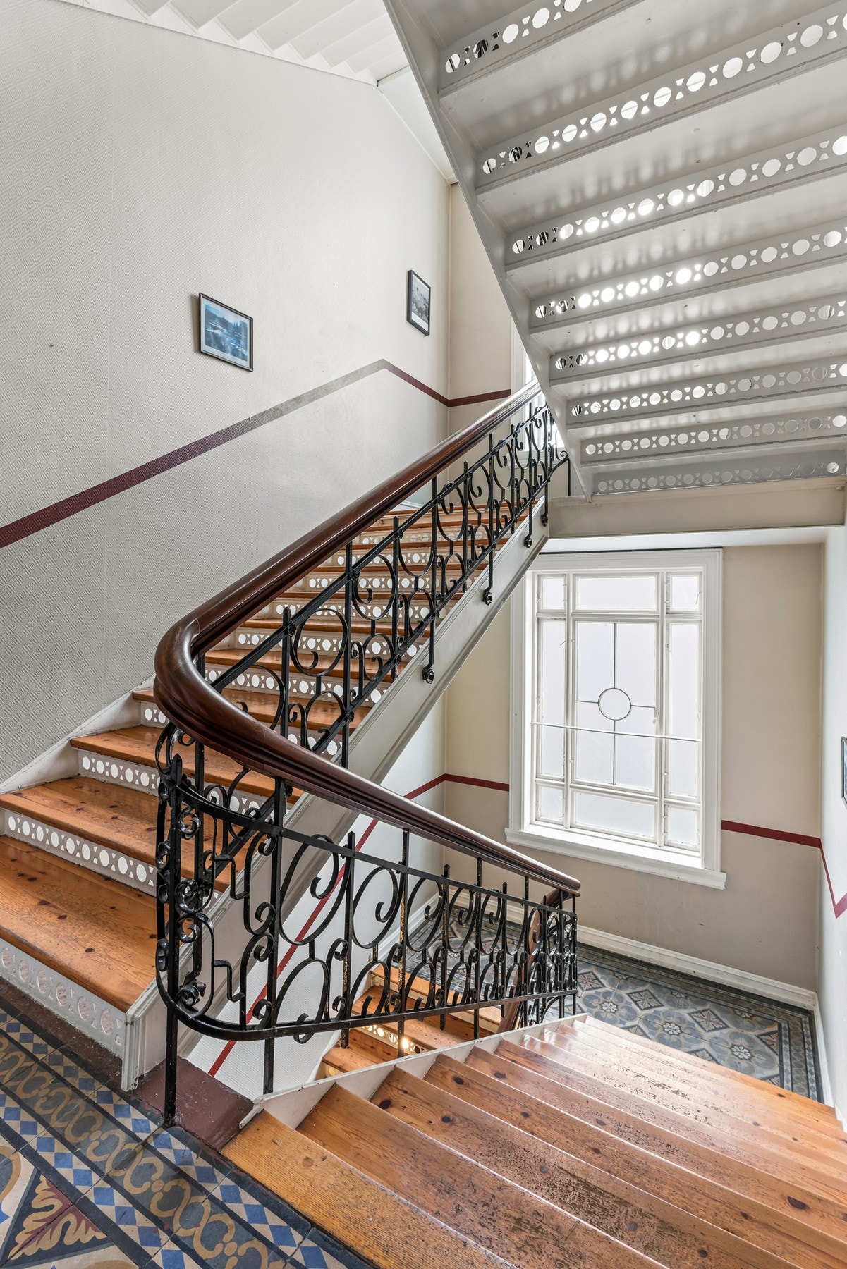 Gården har sjarmerende trapperom med originale detaljer. Galleribilde