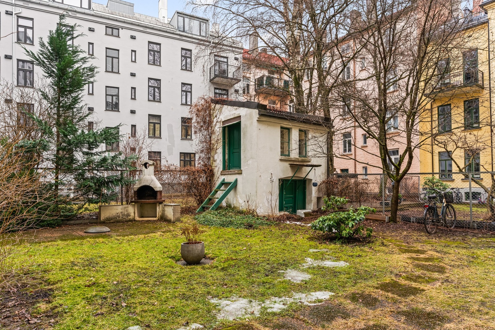 Felles bakgård med grillsted. Galleribilde