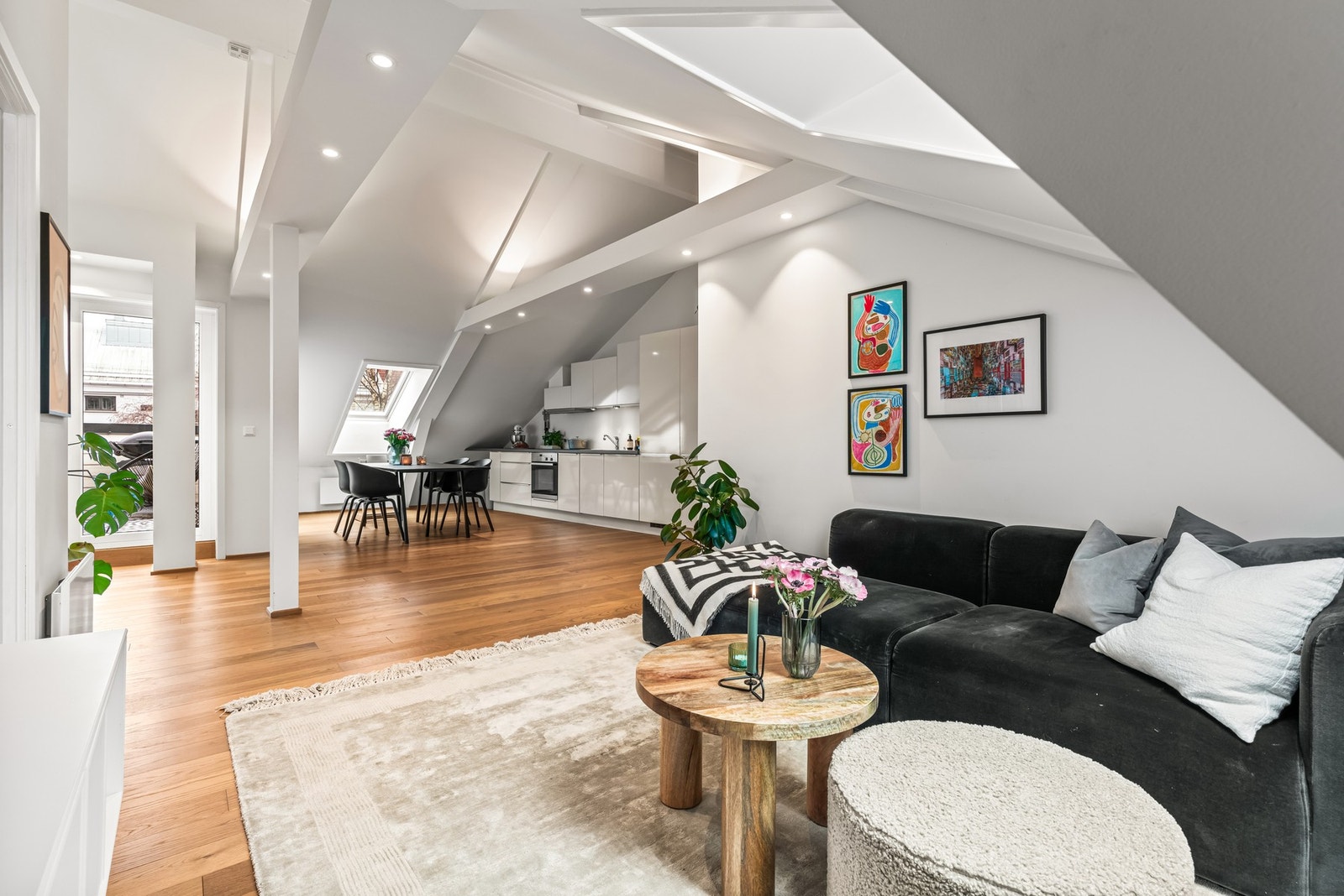 I tillegg til stor sofa har stuen plass til langstrakt spisebord. Galleribilde