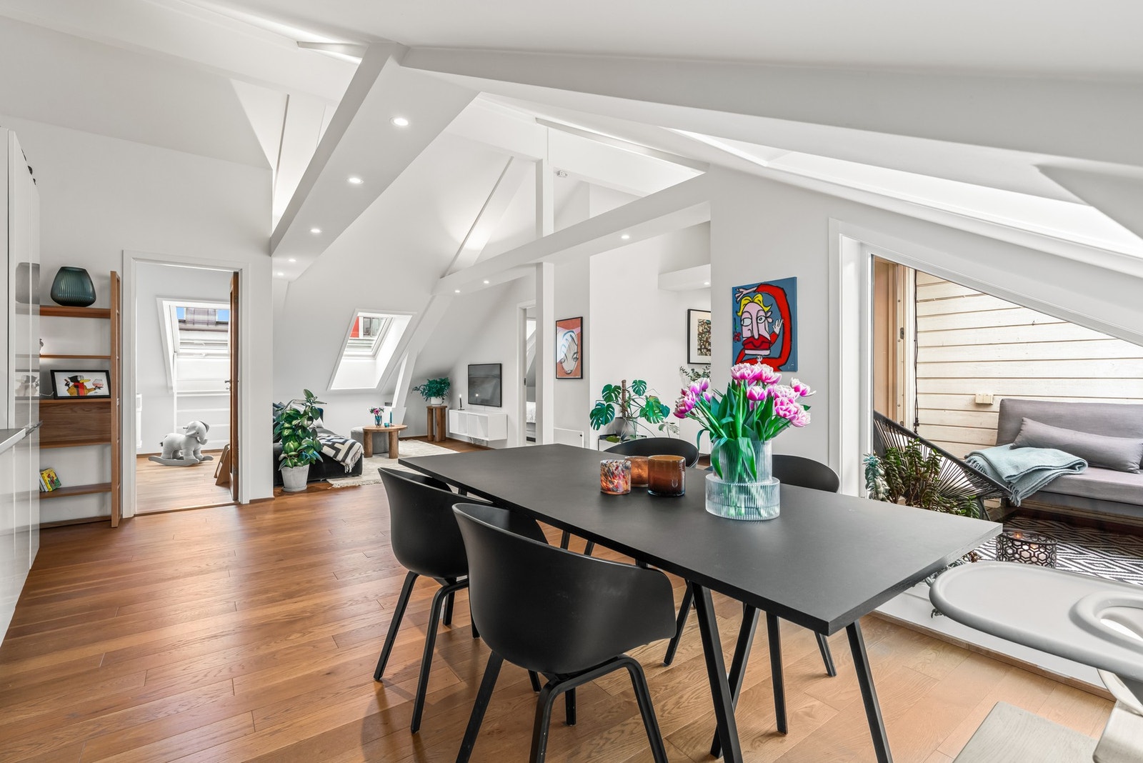 Lekker og innbydende 3-roms loftsleilighet med flott takterrasse med attraktiv beliggenhet på Fagerborg. Galleribilde