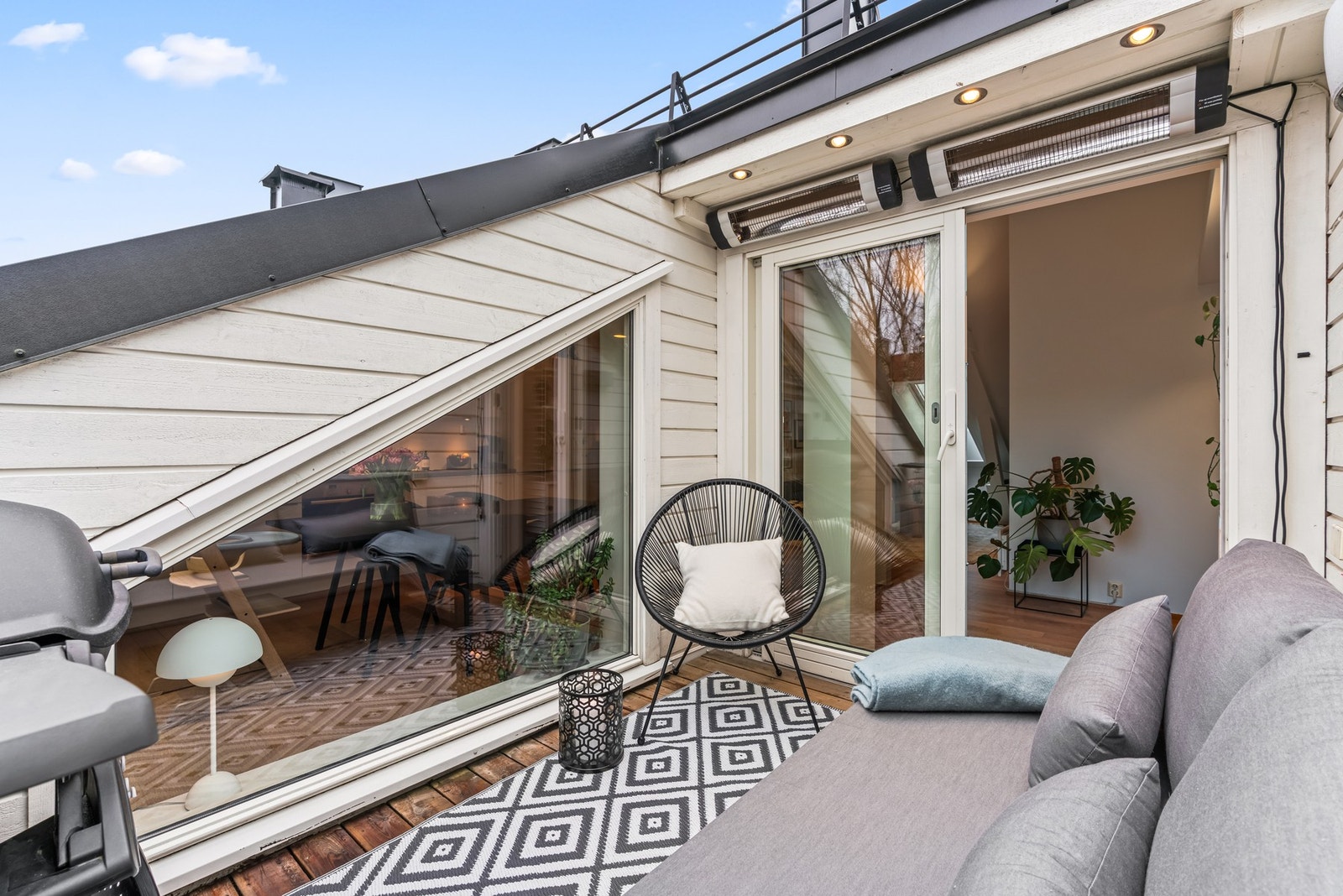 Terrassen er utstyrt med utelys og terrassevarmere. Galleribilde