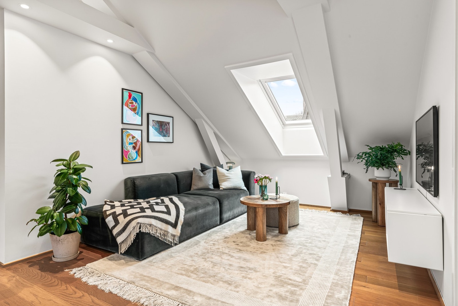 Stuen har en god planløsning med naturlig plass til en stor sofakrok. Galleribilde