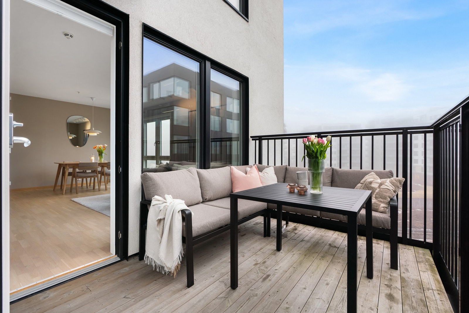 Her er det god plass til utemøbler og grill. Galleribilde