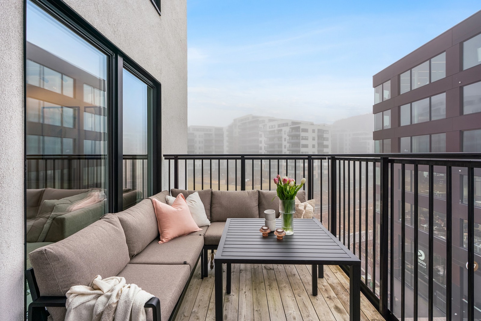 Leiligheten ligger i 5. etasje og har tilgang til hyggelig balkong. Galleribilde