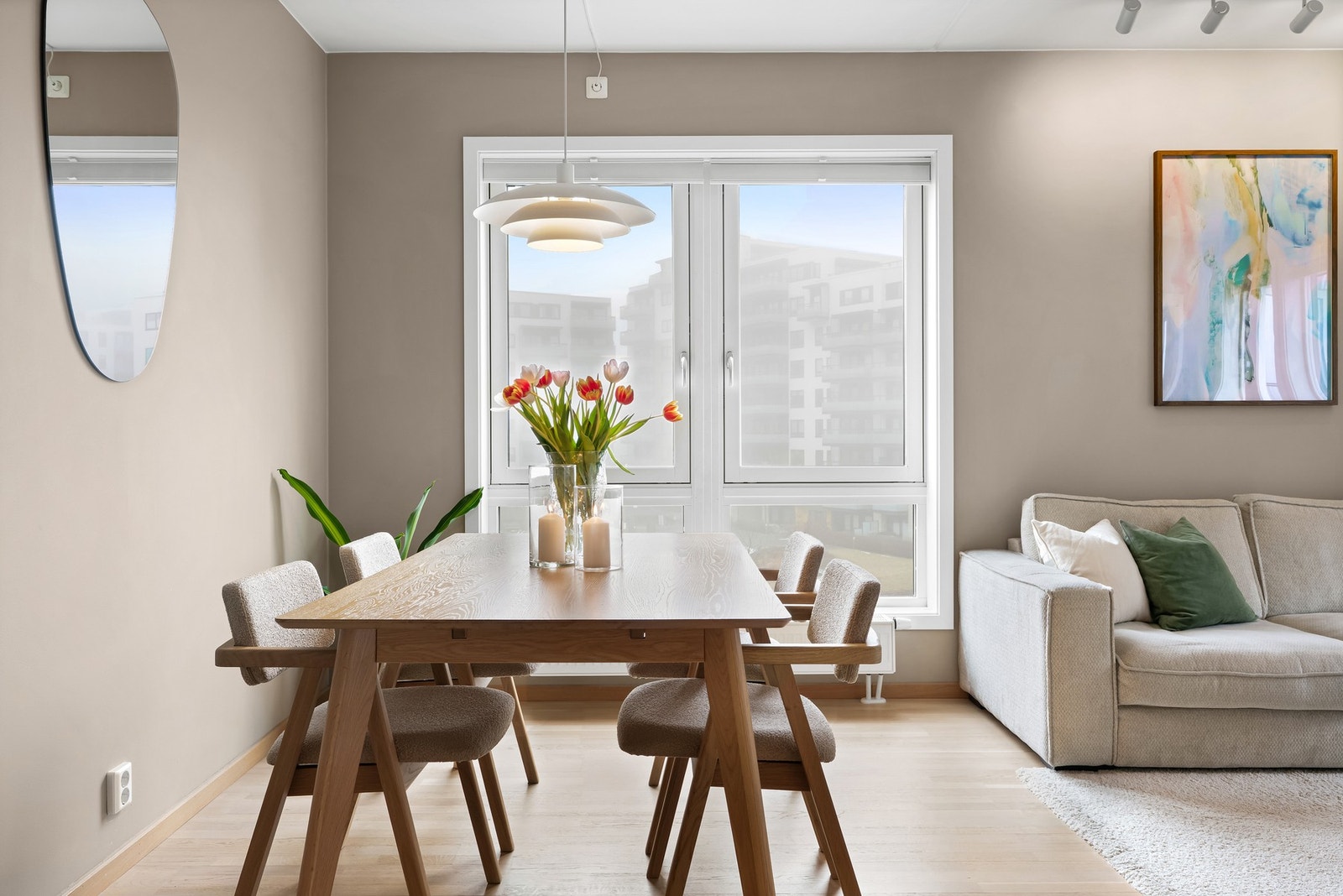 Rommet har en fin atmosfære og oppleves som lyst og luftig. Galleribilde