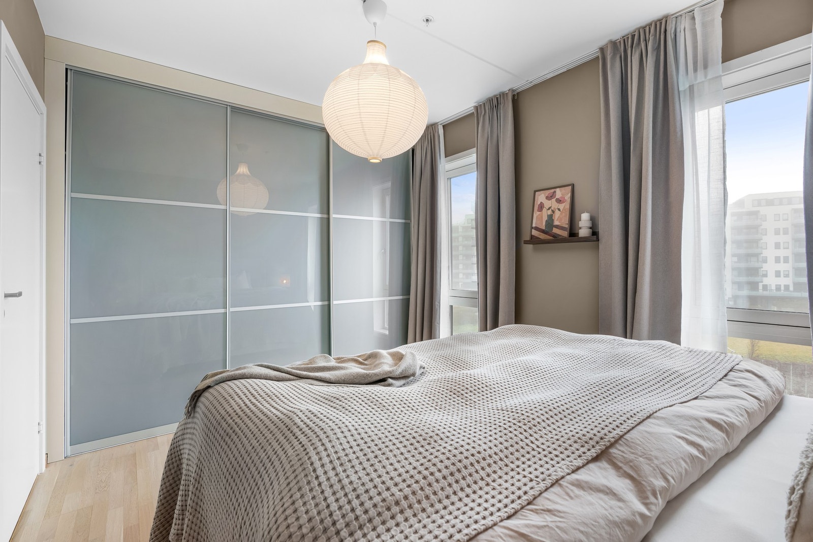 Rommet er innredet med stor skyvedørsgarderobe Galleribilde