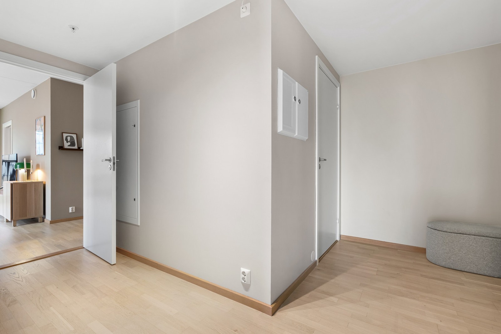 Innbydende og praktisk entré med plass til både yttertøy og sko. Galleribilde