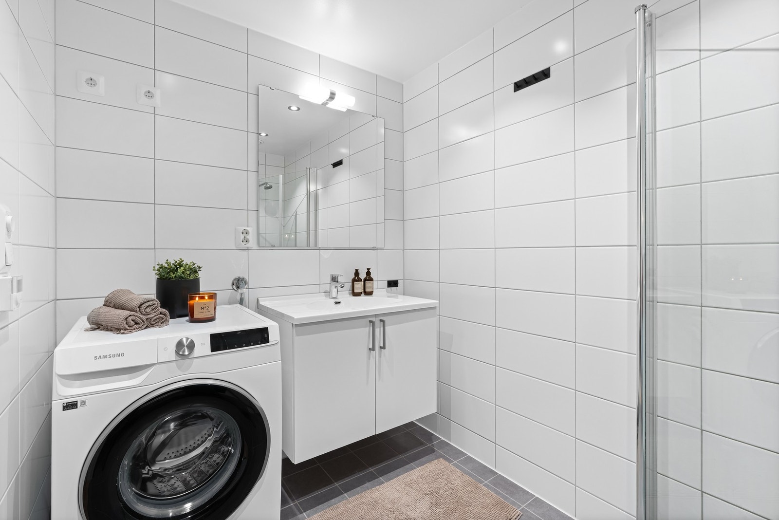 Baderommet har tidløst design. Det er varme i gulv og downlights i tak. Galleribilde