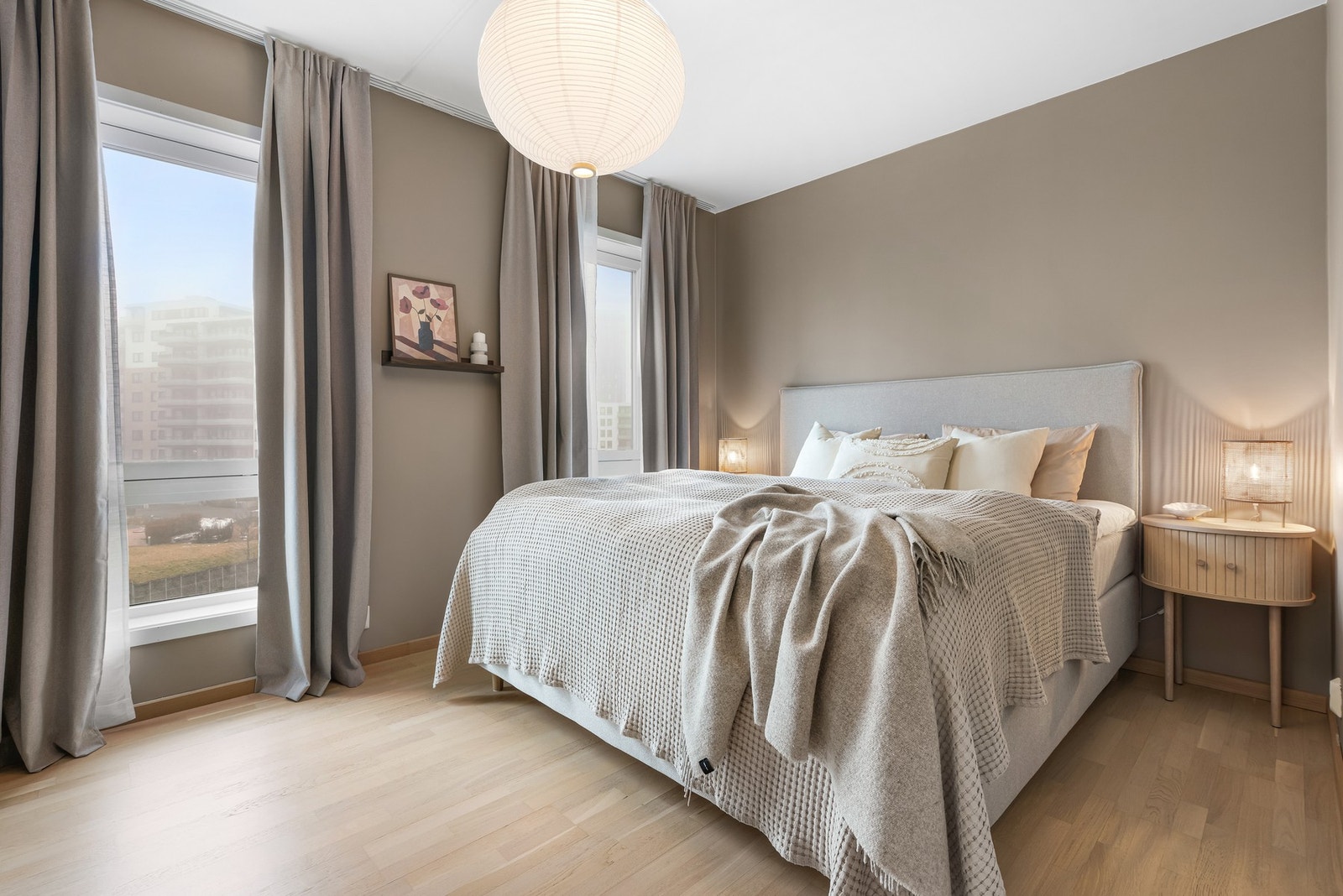 Hovedsoverommet er av rikelig størrelse og har god plass til dobbeltseng. Galleribilde