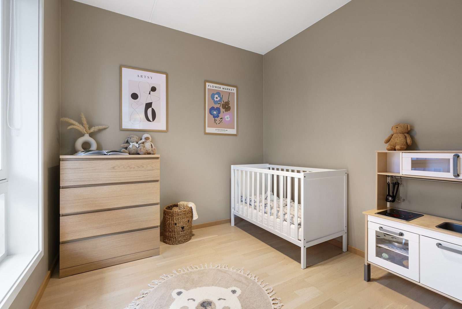 Det andre soverommet passer fint som barnerom/kontor og har plass til både seng, skap og pult. Galleribilde