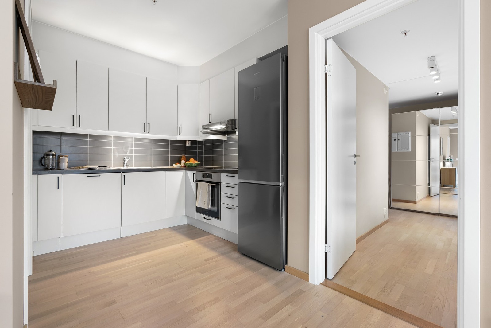 Kjøkkenet er behagelig tilbaketrukket fra stuedelen. Galleribilde