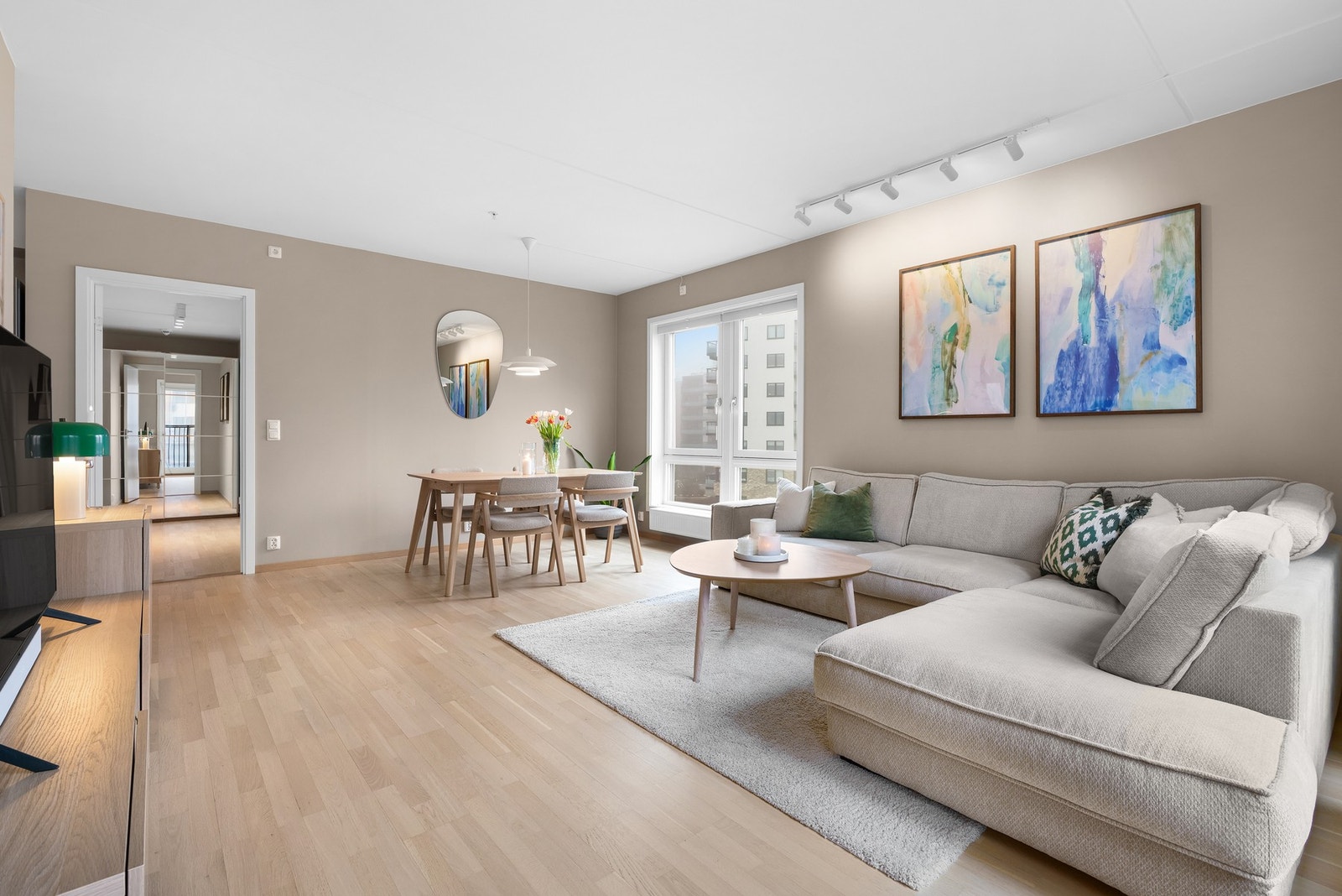 Smart og arealeffektiv planløsning med god størrelse på alle rommene. Galleribilde