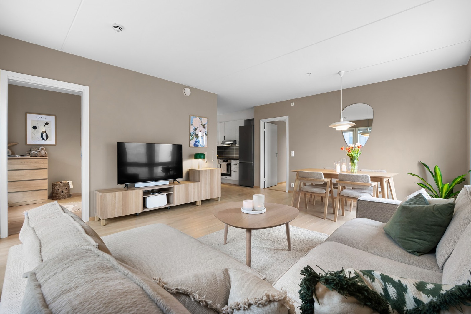 Det er god plass til både spisebord og sofagruppe. Galleribilde