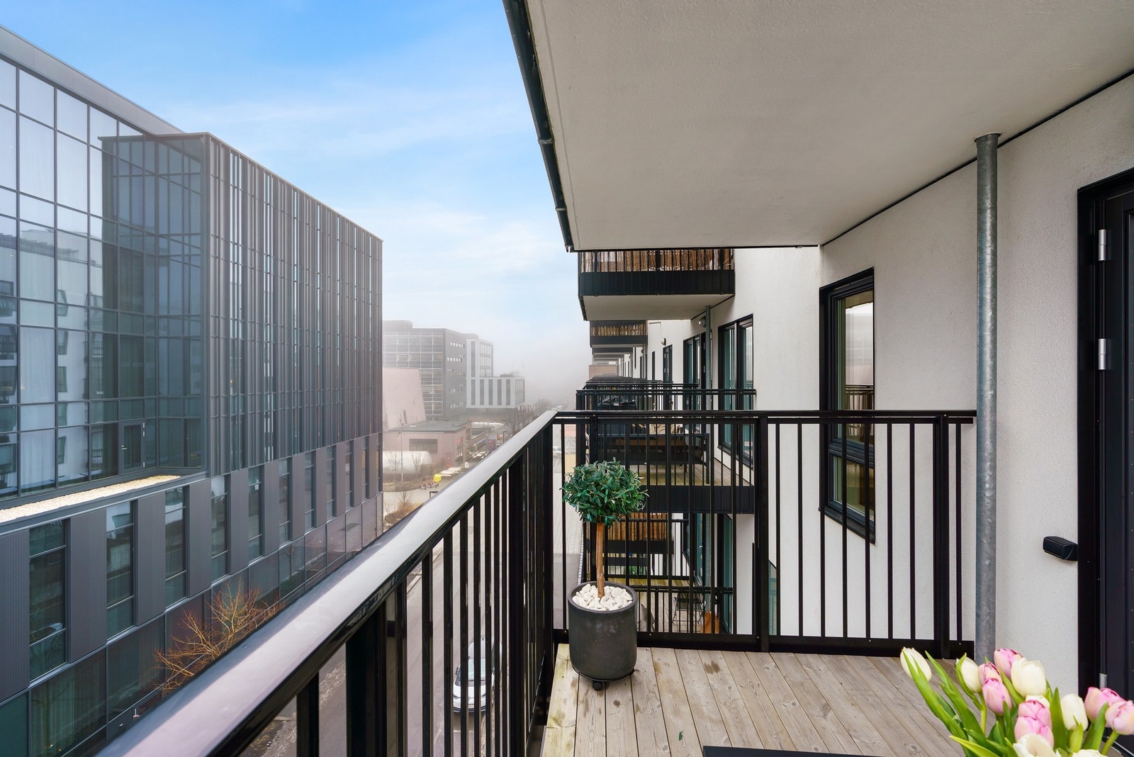 Balkongen er på 8 kvm og vender mot sydøst. Galleribilde