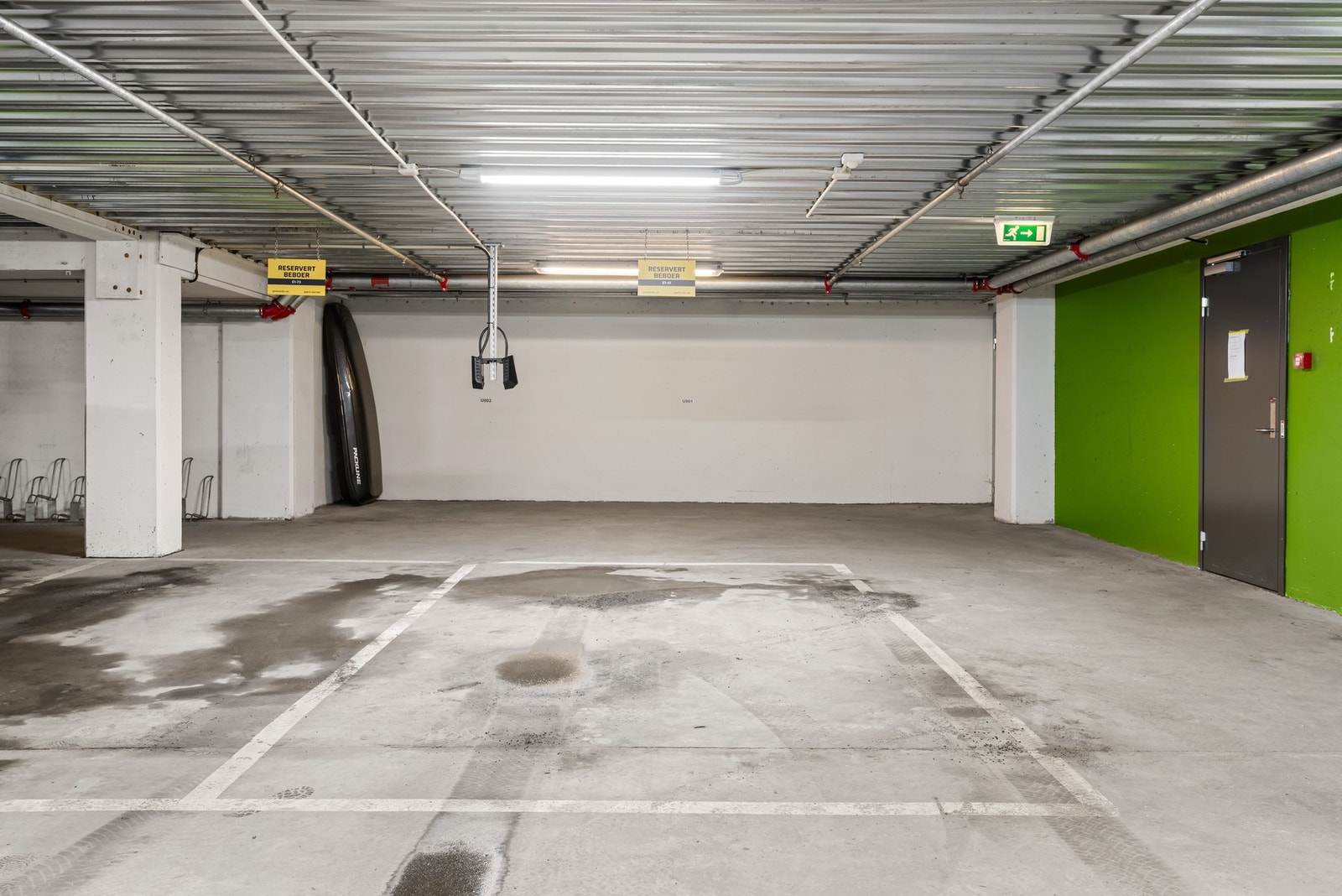 Garasjeplass med elbillader medfølger Galleribilde