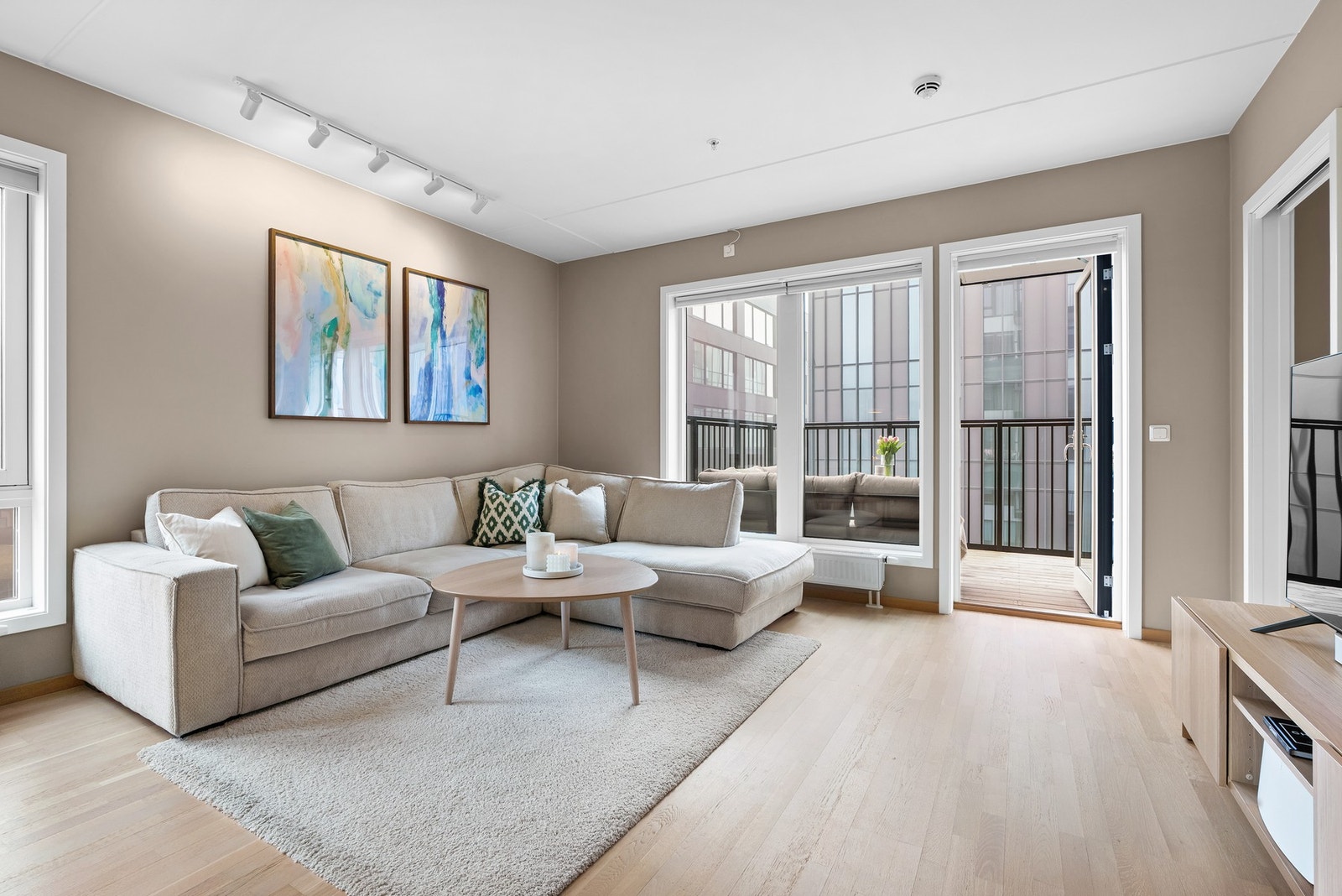 Flott stue med store vindusflater og lysinnslipp fra to sider. Galleribilde