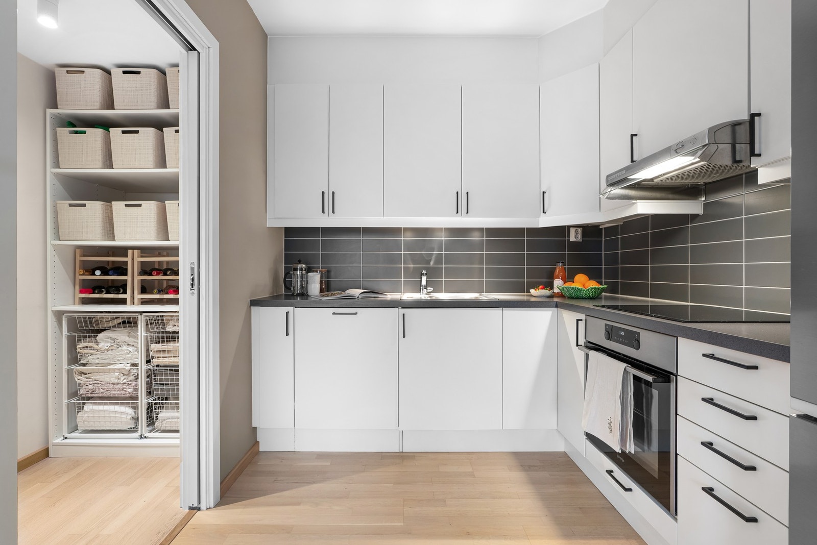 I direkte tilknytning til kjøkkenet har man tilgang til innvendig bod, som gir ekstra godt med lagringsplass. Galleribilde