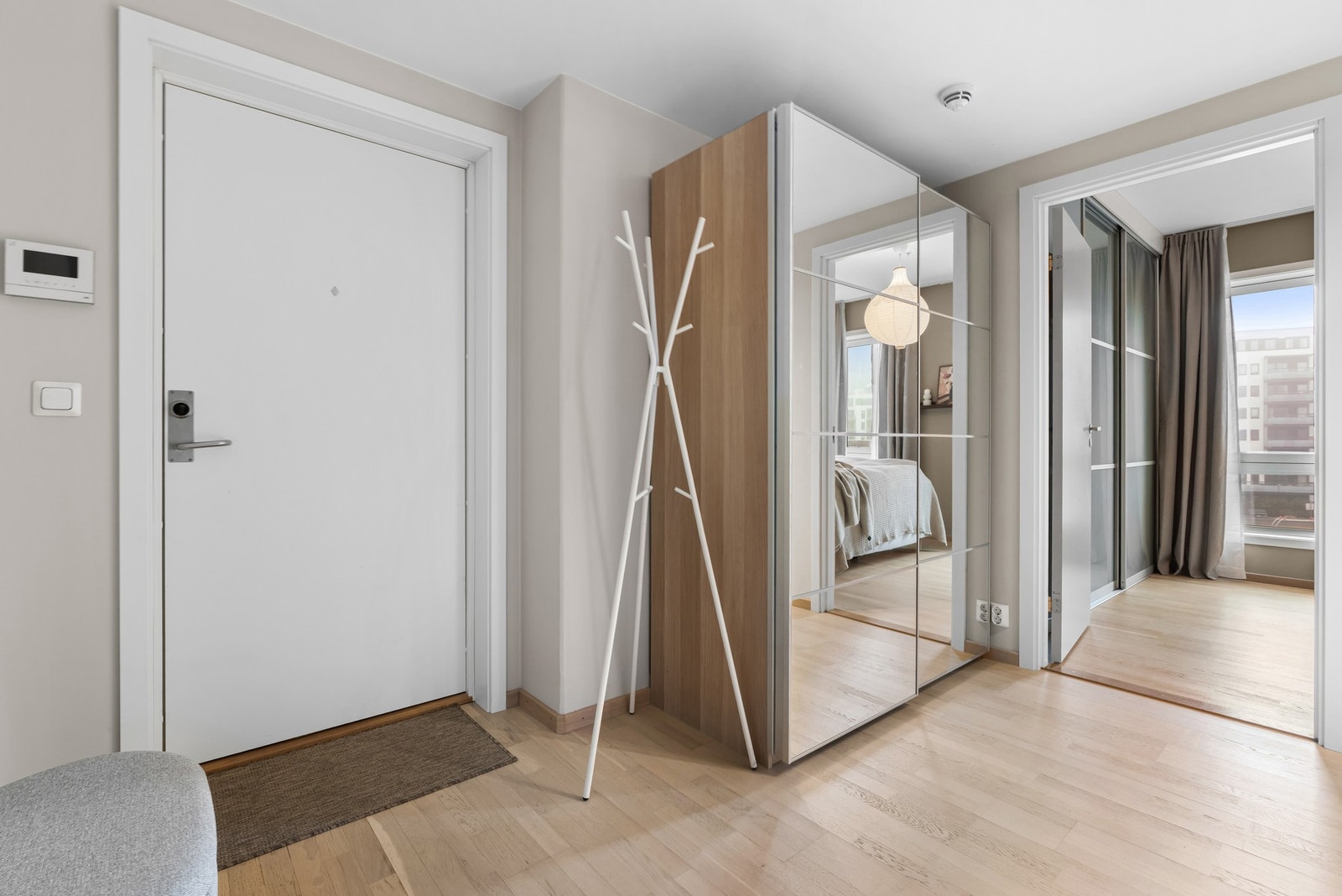 Entreen er innredet med garderobeskap. Galleribilde