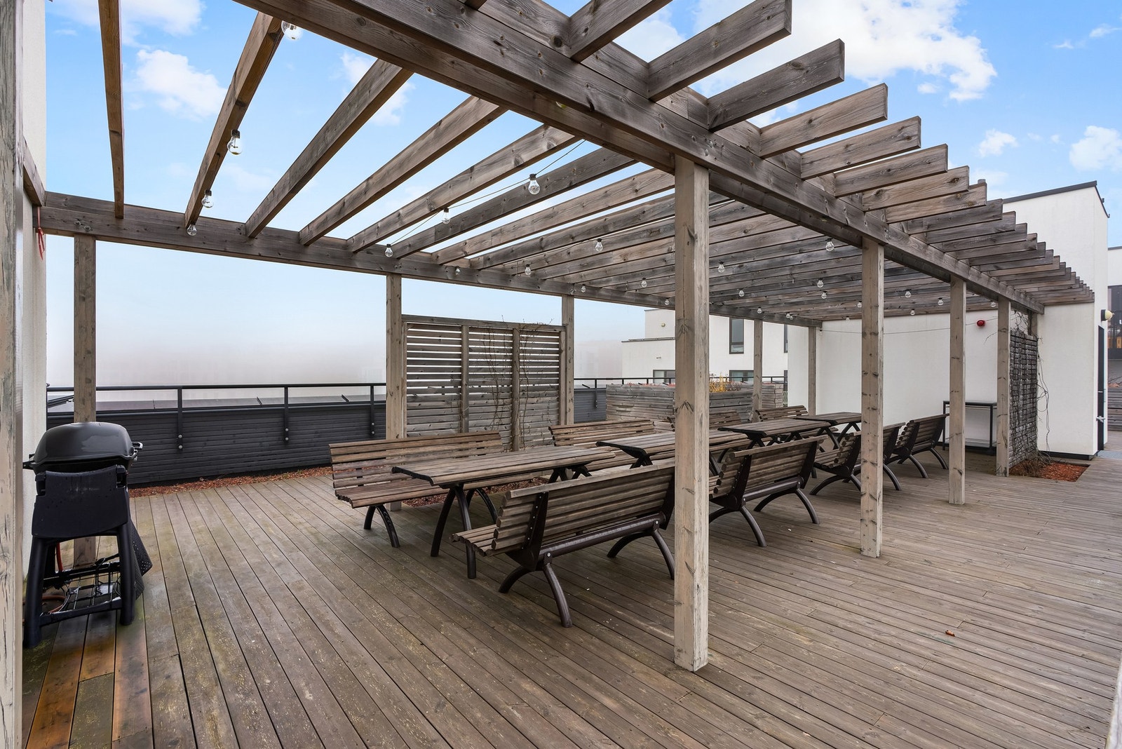 Felles takterrasse med sittegrupper for felles hygge. Galleribilde