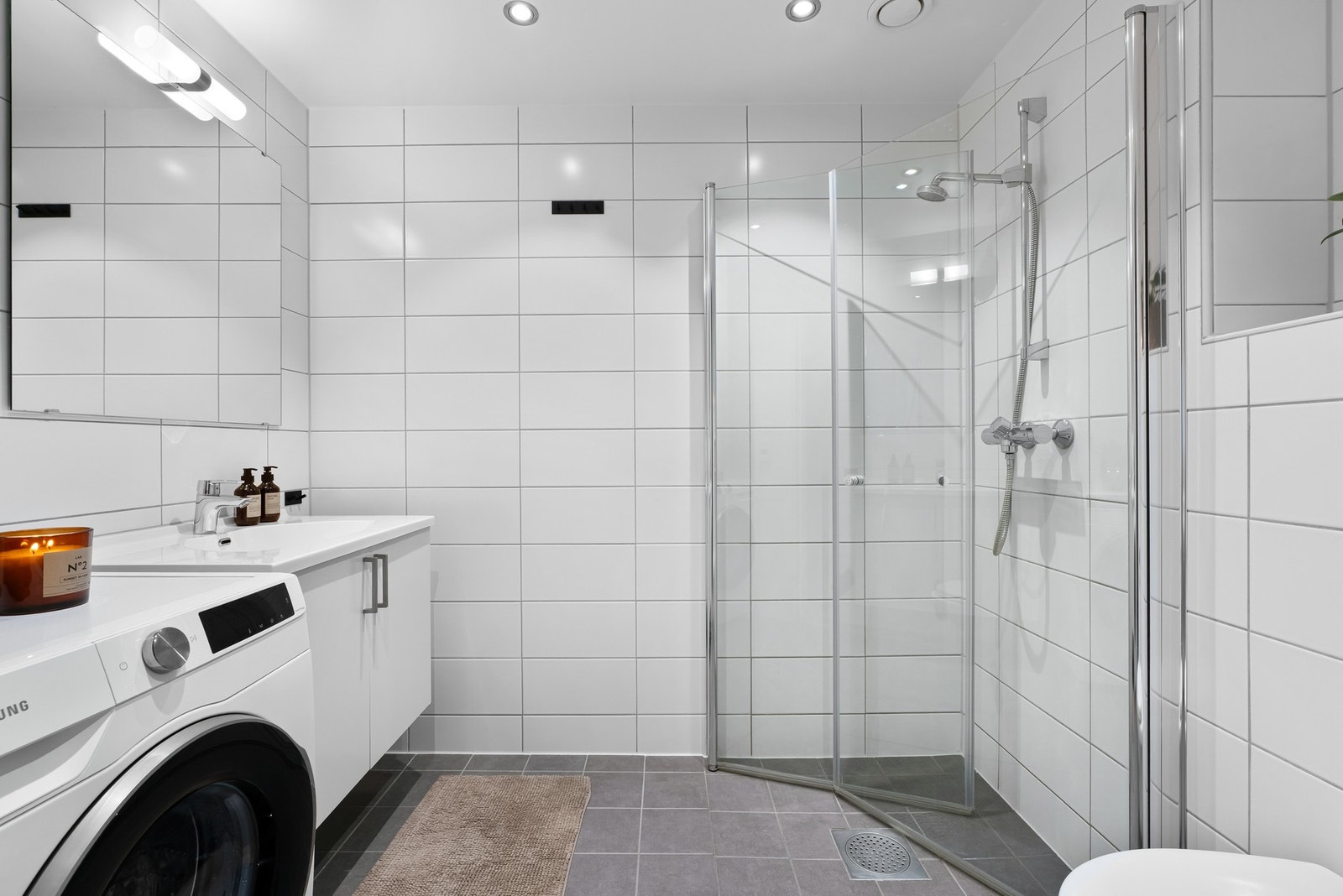 Fra entreen er det tilgang til leilighetens baderom. Galleribilde