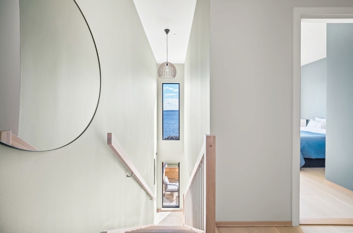 Vinduene i trappeoppgangen gir rommet naturlig lys og flott utsikt Galleribilde