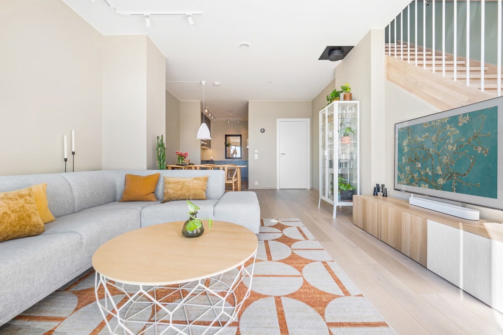 Lys og romslig stue med plass til sofakrok og ønsket møblement Galleribilde