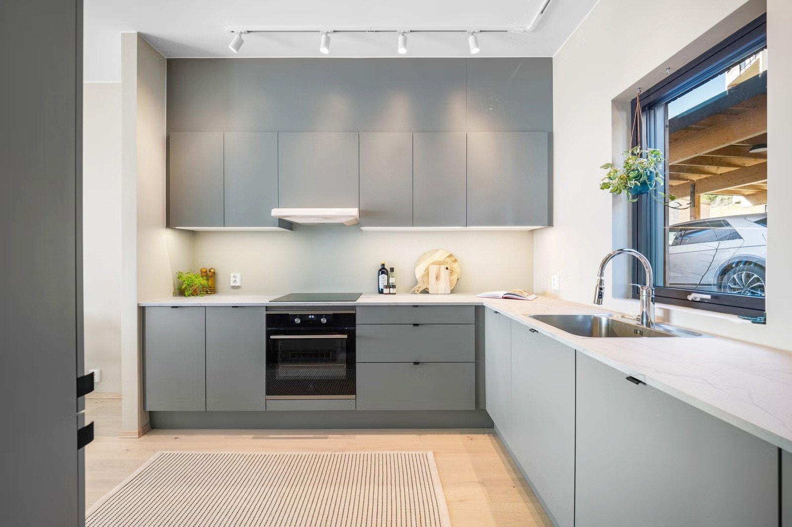 Boligen har et lekkert kjøkken fra HTH med slette fronter, laminert benkeplate med nedfelt oppvaskkum og integrerte hvitevarer. Galleribilde