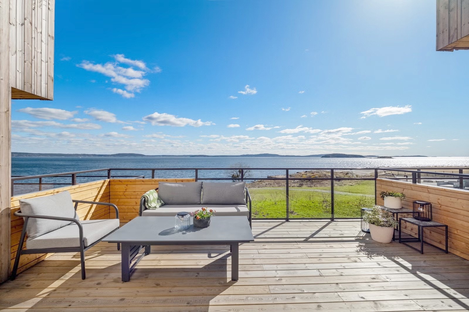 Boligen ligger i første rekke mot vannet med stranden rett på nedsiden Galleribilde