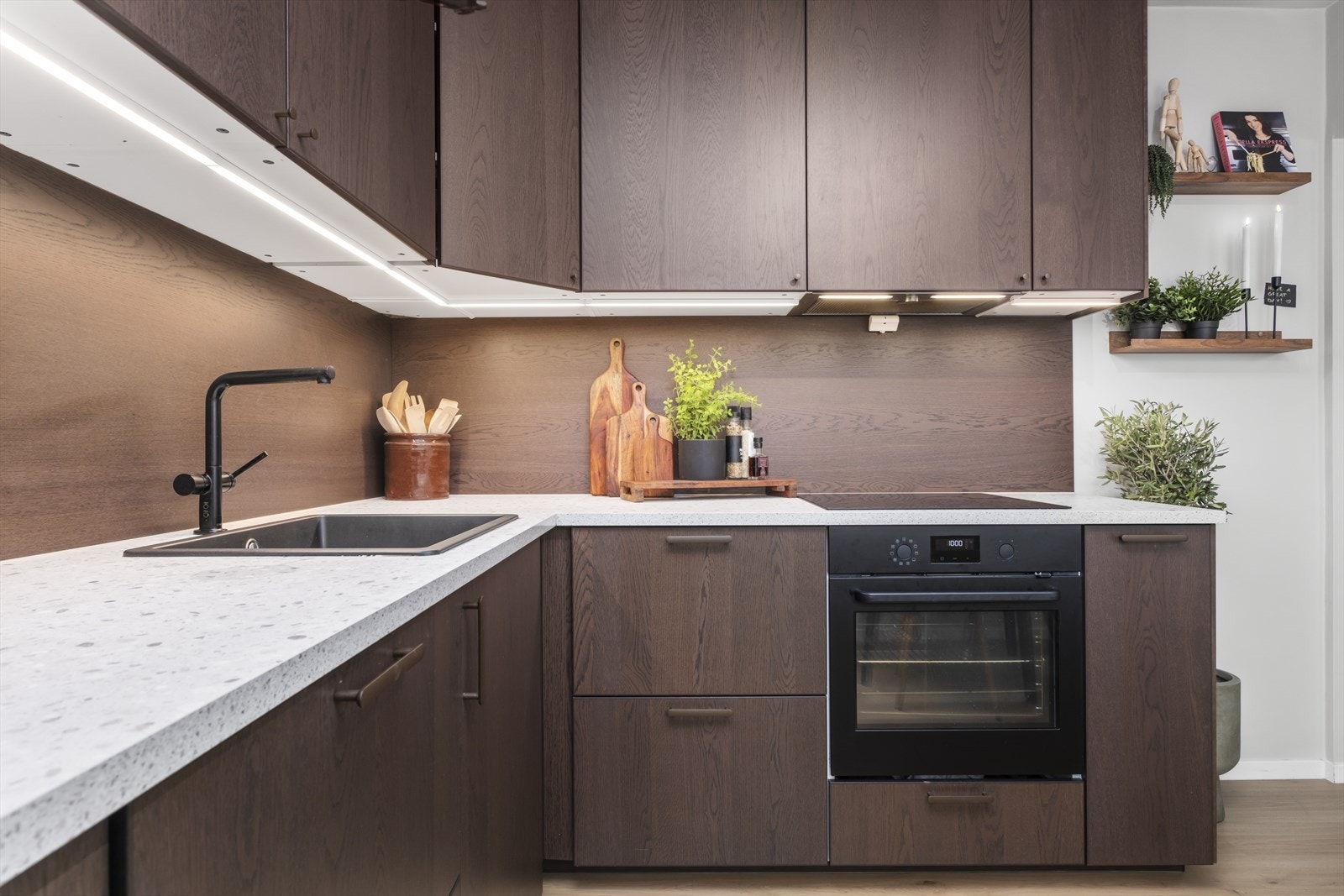 Kjøkkenet har godt med skap- og benkeplass. Galleribilde