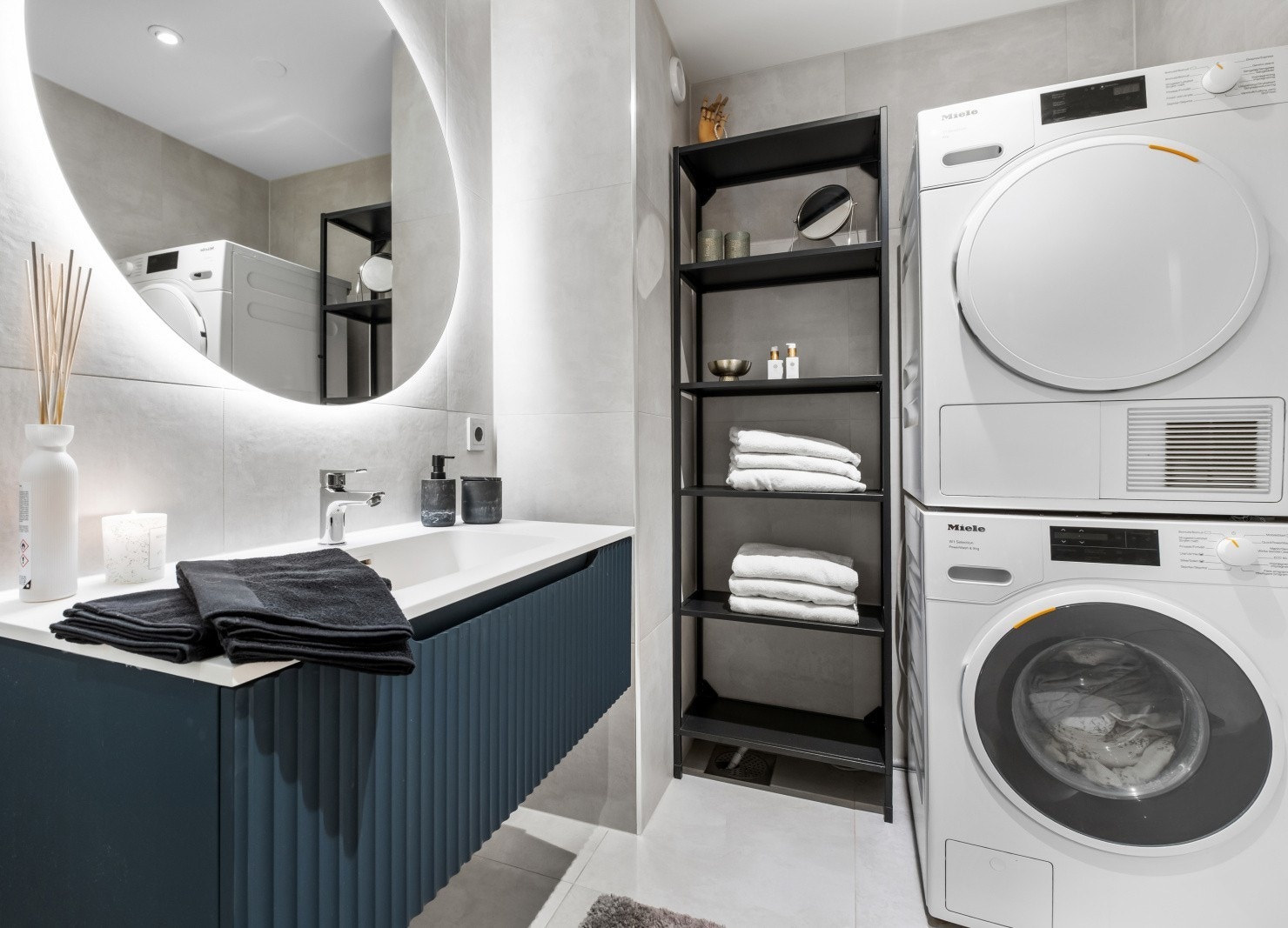 Badet har gulvvarme og opplegg for vaskemaskin. Galleribilde