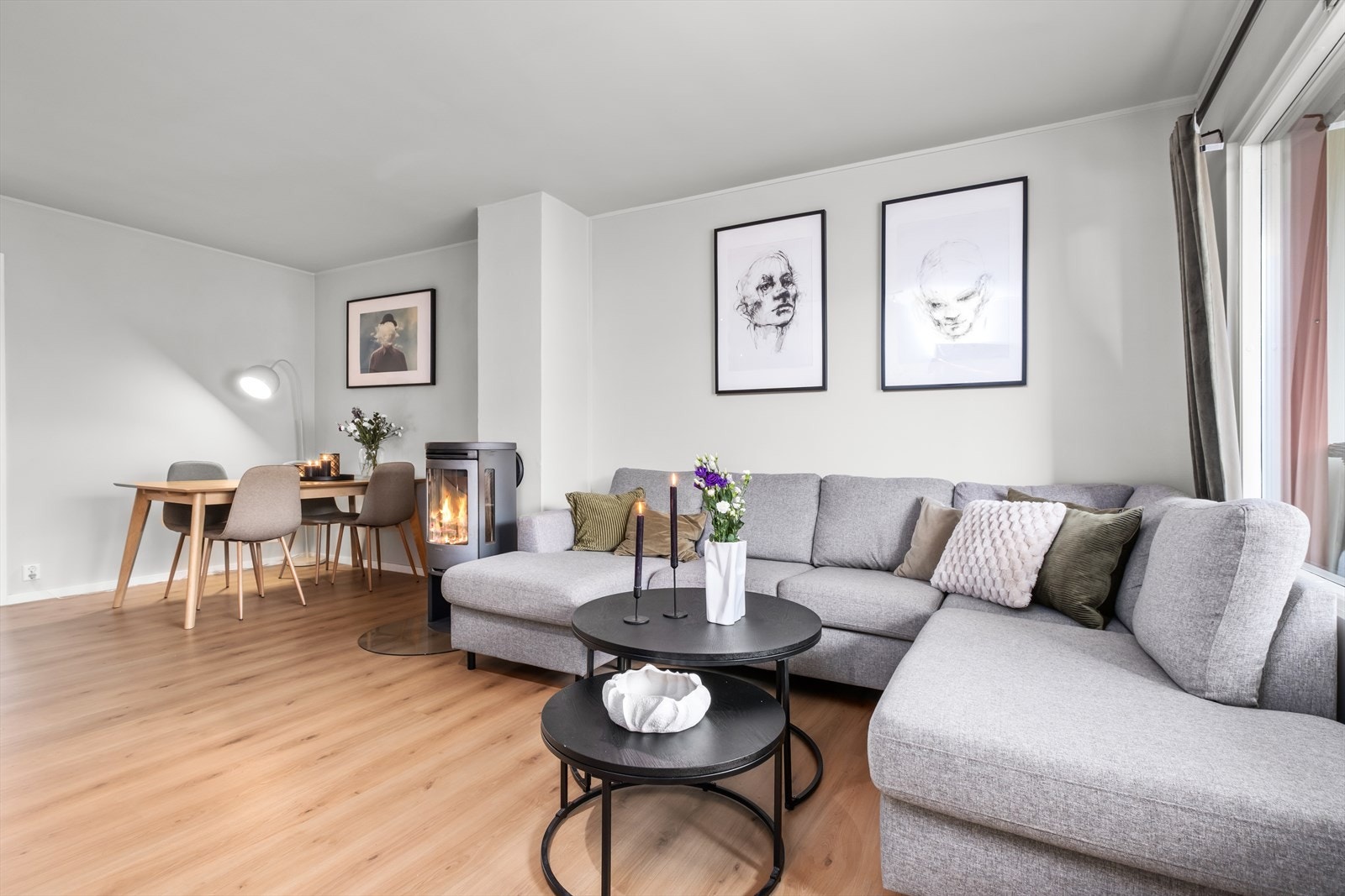 På stuen er det god plass til sofagruppe, spisebord og tilhørende møblement. Galleribilde