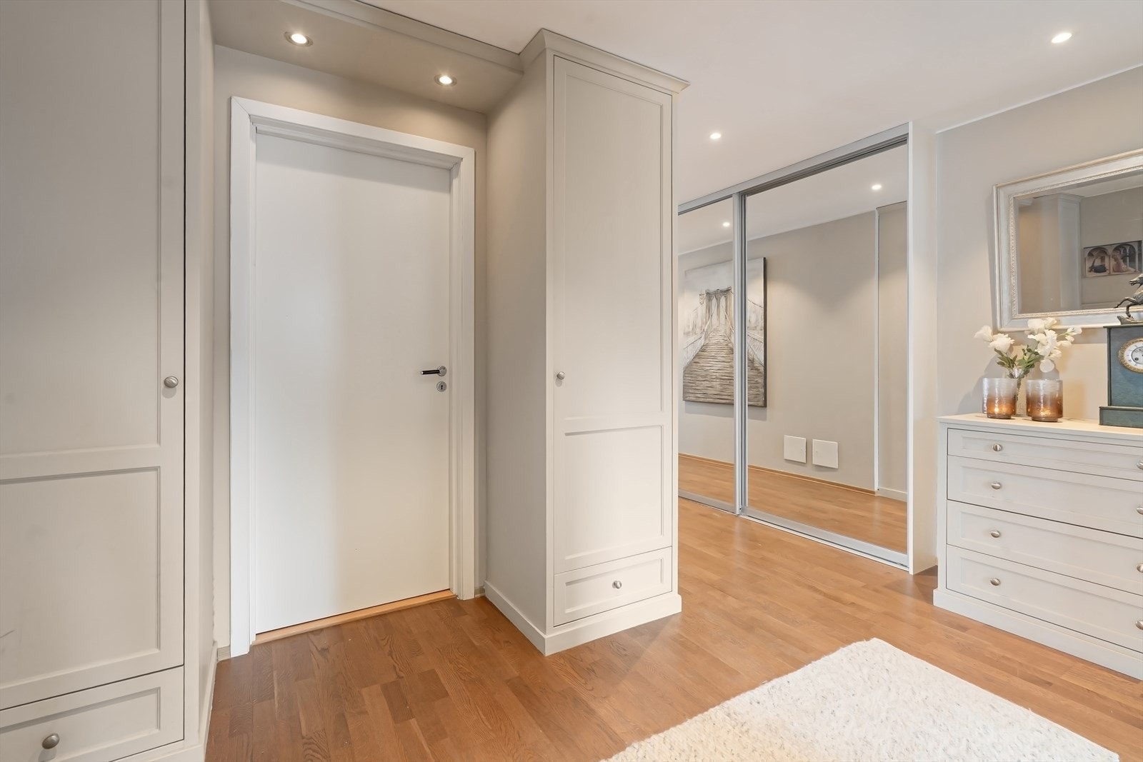 Hall med skyvedørsgarderobe og lagringsplass i tiltalende plassbygde garderober Galleribilde