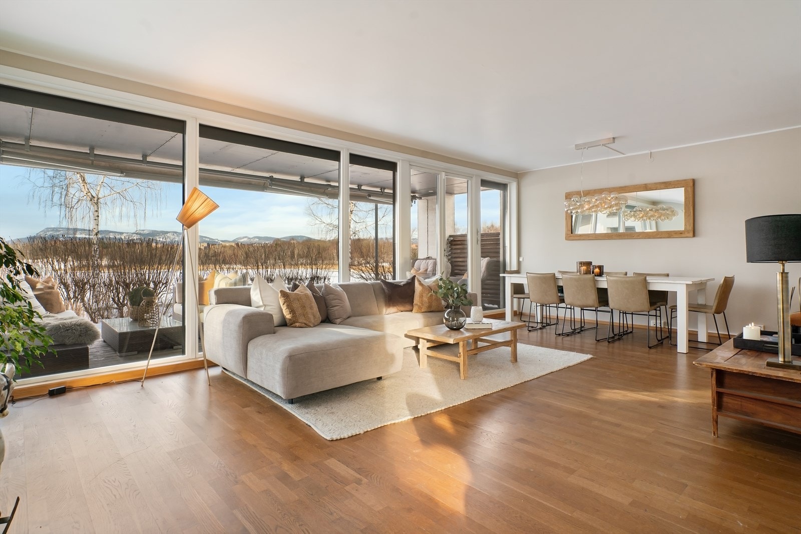 God plass for stor salong i stue - hyggelig utsikt. Store vindusflater med screens slipper inn mye naturlig lys. Galleribilde