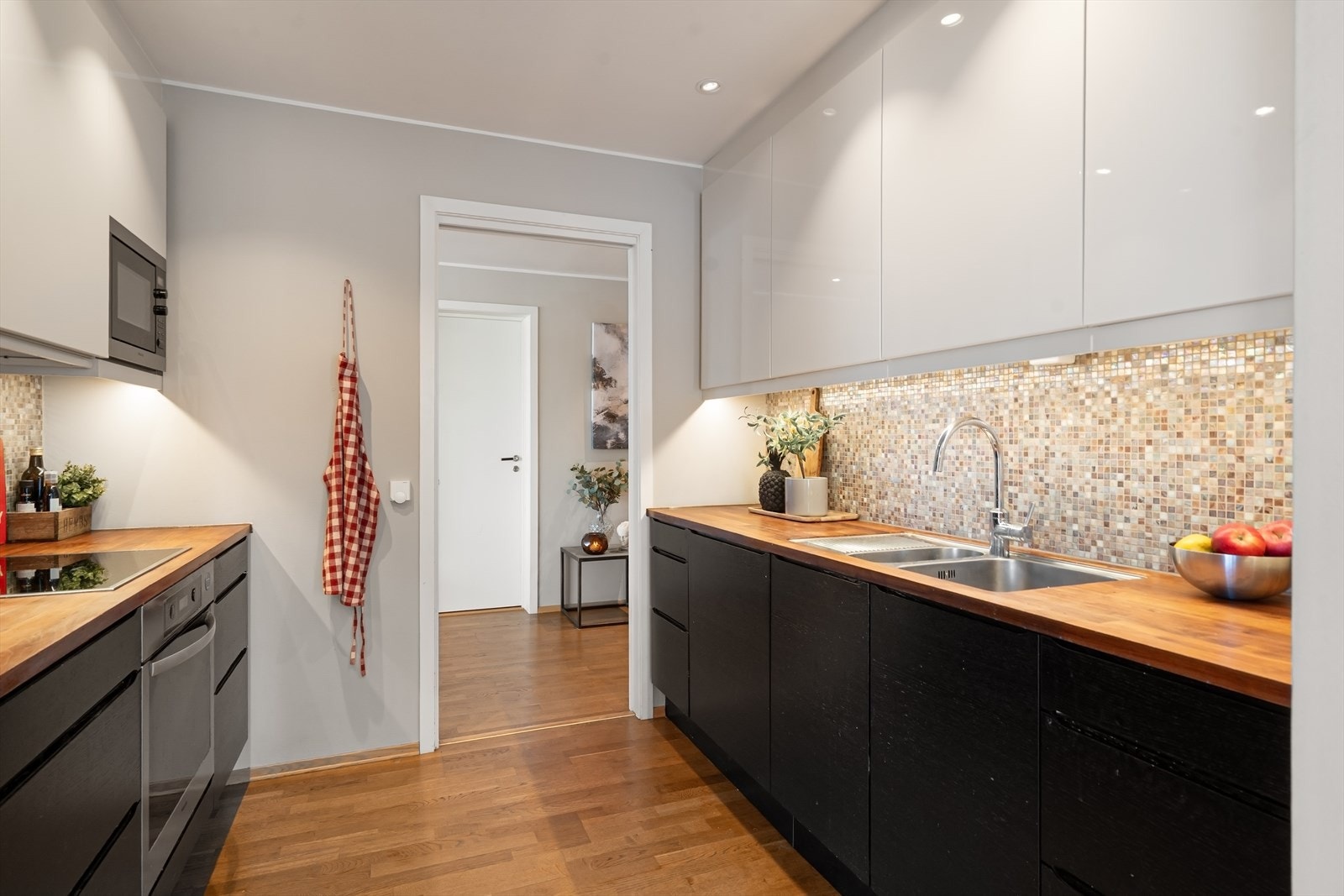 Lekkert kjøkken med adkomst fra både hall og spisestue Galleribilde